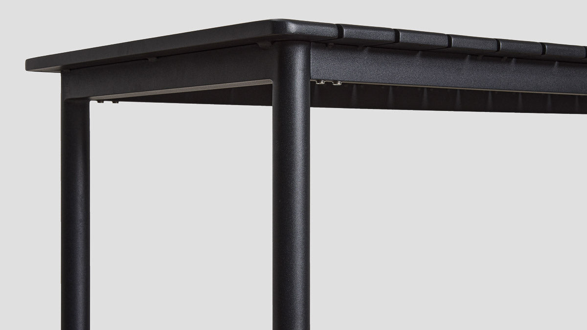 Cambridge Alu Bar Leaner Legs Closeup