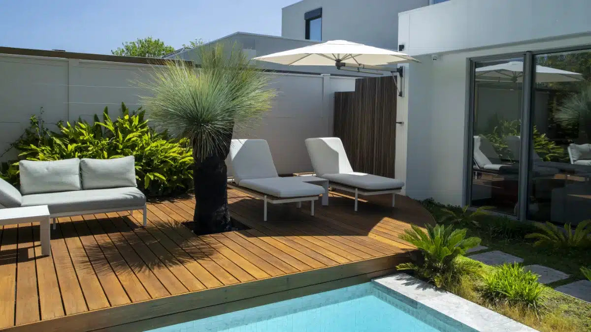 Retreat Wall Mounted Umbrella Pool White